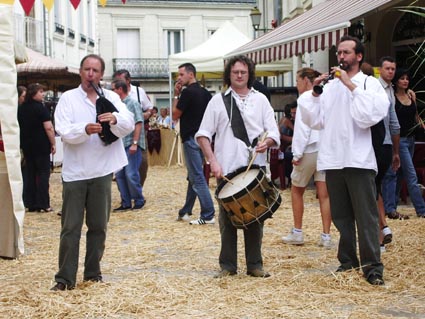 pleinOuest à Luynes (photo : Rozenn CARIS) trio bombarde-biniou-tambour dans un marché à l'ancienne