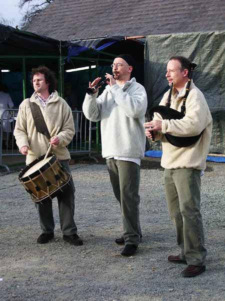 le trio devant le stand de restauration de la fête